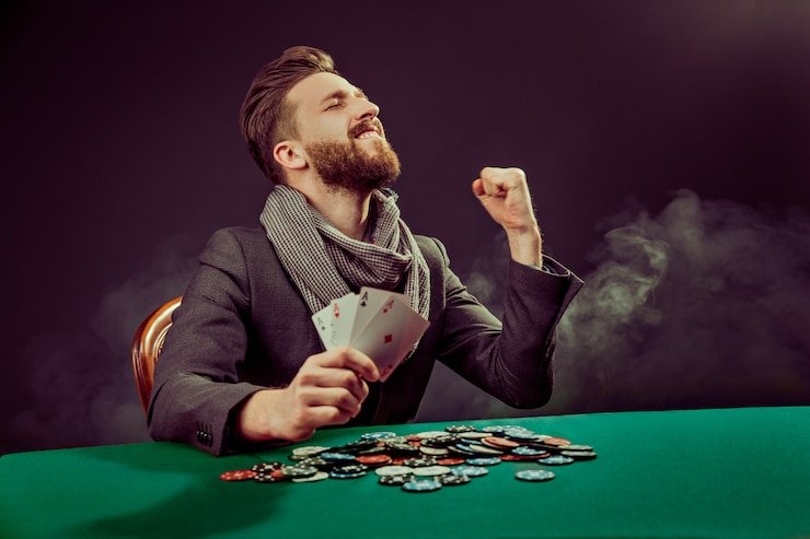Pengguna Indonesia mengakses halaman bonus mislibet dari smartphone saat bersantai di rumah